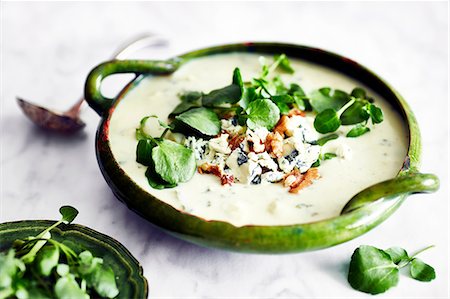 Bowl of soup garnished with blue cheese, walnut and watercress Photographie de stock - Premium Libres de Droits, Code: 649-08825139