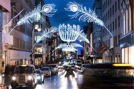Christmas lights and traffic on city street at dusk, London, UK Foto de stock - Sin royalties Premium, Código: 649-08825336