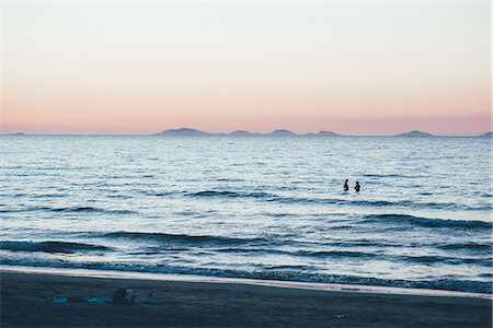 skinny-dipping - Distant people waist deep in ocean, Sorso, Sassari, Italy Foto de stock - Sin royalties Premium, Código: 649-08823966