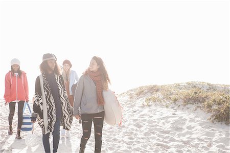 simsearch:649-07279678,k - Young adult picnicking friends strolling onto beach, Western Cape, South Africa Stock Photo - Premium Royalty-Free, Code: 649-08840226