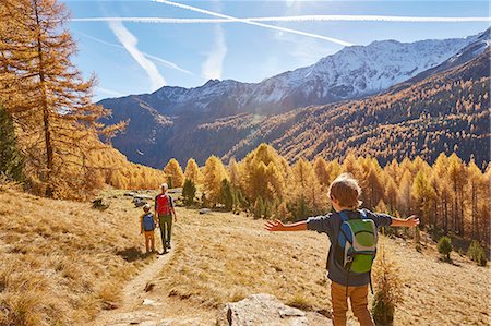 simsearch:614-07240106,k - Family hiking, rear view, Schnalstal, South Tyrol, Italy Stock Photo - Premium Royalty-Free, Code: 649-08840494