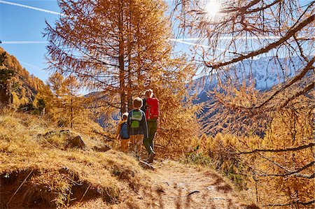 simsearch:614-07240106,k - Family hiking, rear view, Schnalstal, South Tyrol, Italy Stock Photo - Premium Royalty-Free, Code: 649-08840492
