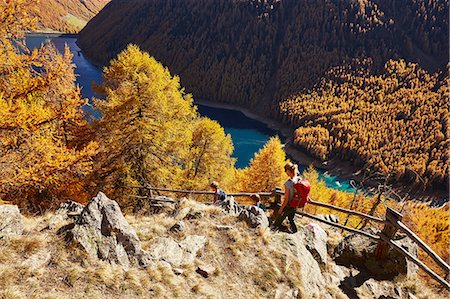 family outdoors active - Family hiking along ridge, high angle view, Schnalstal, South Tyrol, Italy Photographie de stock - Premium Libres de Droits, Code: 649-08840507