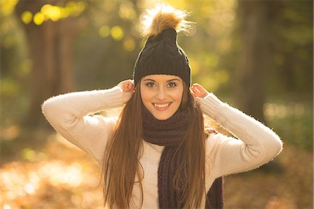 smiling one person - Portrait of young woman in forest, wearing knitted hat and scarf Foto de stock - Sin royalties Premium, Código: 649-08840560