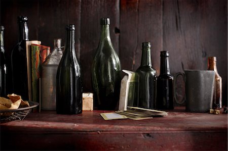 simsearch:649-06164558,k - Empty vintage beer bottles and playing cards on pub shelf Photographie de stock - Premium Libres de Droits, Code: 649-08840626