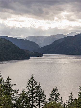 simsearch:614-07487145,k - Sunbeams through clouds over Comox Lake, Coutenay, Vancouver Island, British Columbia, Canada Photographie de stock - Premium Libres de Droits, Code: 649-08860013