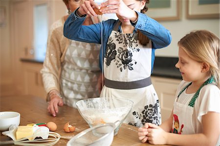 simsearch:614-08270379,k - Senior woman and granddaughters cracking eggs for cookies Stock Photo - Premium Royalty-Free, Code: 649-08860516