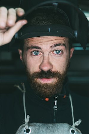 Portrait of male metalworker holding up welding mask Foto de stock - Sin royalties Premium, Código: 649-08894122