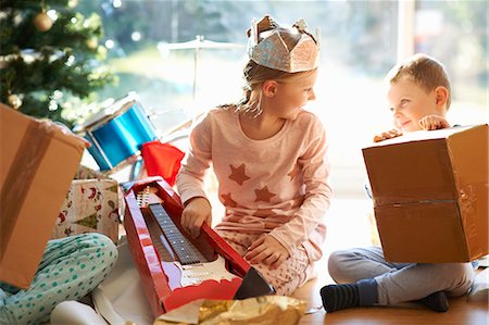 simsearch:640-03260410,k - Boy and sister sitting on living room floor opening christmas gifts Stock Photo - Premium Royalty-Free, Code: 649-08894373