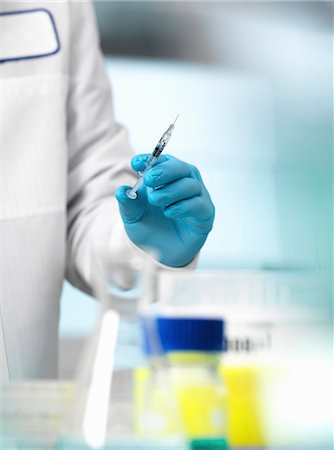 simsearch:649-07063859,k - Pharmaceutical Research, doctor preparing a syringe for a medical trial Stock Photo - Premium Royalty-Free, Code: 649-08894953
