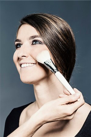 simsearch:693-06022101,k - Blusher being applied to young woman's cheek Stock Photo - Premium Royalty-Free, Code: 649-08893984