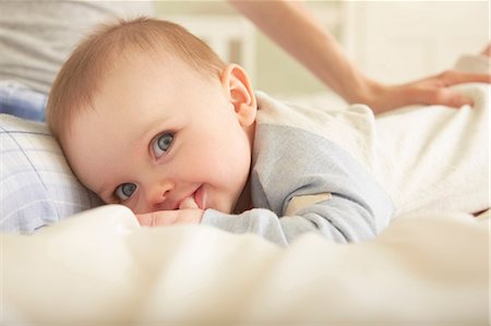 Portrait of baby girl lying on bed with mother Photographie de stock - Premium Libres de Droits, Code: 649-08901032