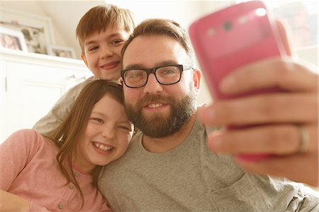 simsearch:649-07804673,k - Mid adult man and two children taking smartphone selfie Photographie de stock - Premium Libres de Droits, Code: 649-08901528