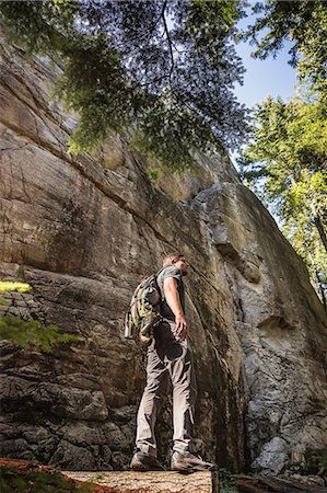 simsearch:614-07487145,k - Mid adult man trekking through Murrin Provincial Park, Squamish, British Columbia, Canada Photographie de stock - Premium Libres de Droits, Code: 649-08901646