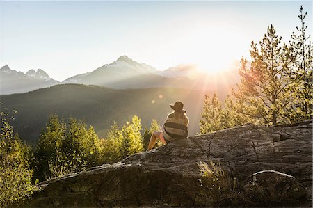 simsearch:614-07487145,k - Woman sitting on rocks, looking at view, rear view, Squamish, British Columbia, Canada Photographie de stock - Premium Libres de Droits, Code: 649-08901651