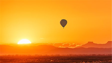 simsearch:873-06440549,k - Hot air balloon over African savannah at sunrise, Masai Mara National Reserve, Kenya Photographie de stock - Premium Libres de Droits, Code: 649-08924106