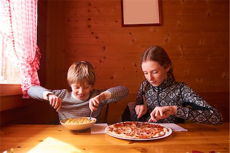 simsearch:649-07239584,k - Teenage girl and brother eating pasta and pizza at chalet table Stock Photo - Premium Royalty-Free, Code: 649-08924182