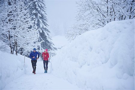 simsearch:649-07437947,k - Male and female runners running on track in deep snow, Gstaad, Switzerland Stock Photo - Premium Royalty-Free, Code: 649-08924191