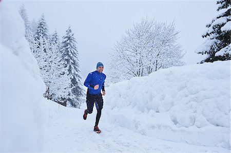 simsearch:649-07437947,k - Male runner running on track in deep snow, Gstaad, Switzerland Stock Photo - Premium Royalty-Free, Code: 649-08924193