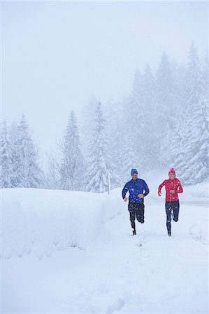 simsearch:649-07437947,k - Female and male runners running in falling snow, Gstaad, Switzerland Stock Photo - Premium Royalty-Free, Code: 649-08924204