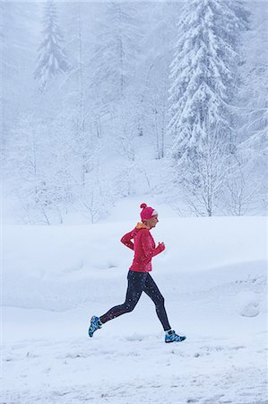 simsearch:649-07437947,k - Female runner running in deep snow, Gstaad, Switzerland Stock Photo - Premium Royalty-Free, Code: 649-08924201