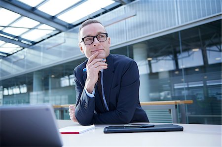 simsearch:614-06718128,k - Businessman thinking at office desk Stock Photo - Premium Royalty-Free, Code: 649-08924406