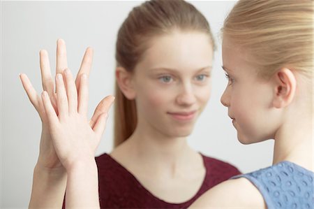preteen touch - Portrait of two sisters, face to face, touching hands Photographie de stock - Premium Libres de Droits, Code: 649-08922700