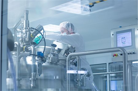 pharmaceutical plant - Worker operating pharmaceutical production equipment in pharmaceutical plant Photographie de stock - Premium Libres de Droits, Code: 649-08922992