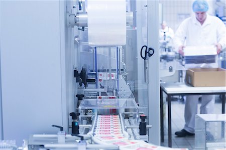 pharmaceutical plant - Workers packaging pharmaceutical products on production line in pharmaceutical plant Photographie de stock - Premium Libres de Droits, Code: 649-08923007