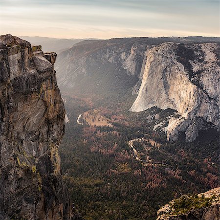 Elevated view of valley below rock formations, Yosemite National Park, California, USA Foto de stock - Royalty Free Premium, Número: 649-08950349