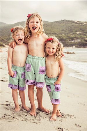 Portrait of three young sisters on beach, smiling Photographie de stock - Premium Libres de Droits, Code: 649-08950536