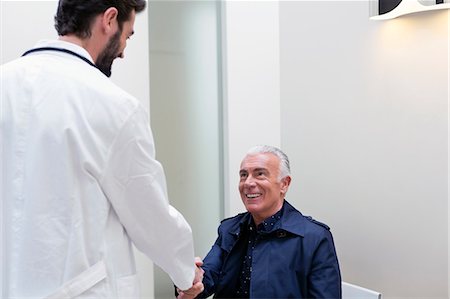 Patient shaking hands with doctor Foto de stock - Sin royalties Premium, Código: 649-08950895