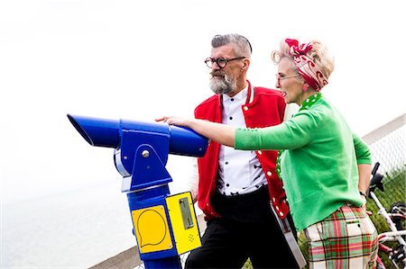 Quirky couple using tower viewer, Bournemouth, England Foto de stock - Sin royalties Premium, Código: 649-08987928