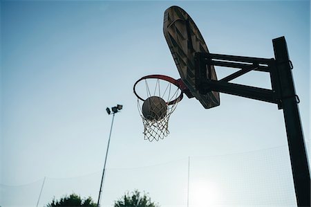 simsearch:632-06317210,k - Low angle view of basketball net Foto de stock - Sin royalties Premium, Código: 649-08988167