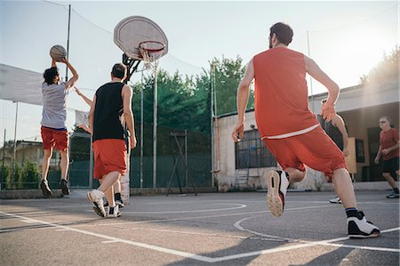 Friends on basketball court playing basketball game Photographie de stock - Premium Libres de Droits, Code: 649-08988160