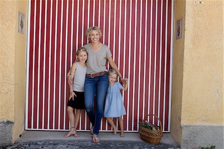 strip - Mother and daughters standing by basket in front of door Foto de stock - Sin royalties Premium, Código: 649-08988375