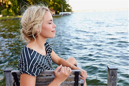 simsearch:649-05819818,k - Woman sitting on pier by water Foto de stock - Sin royalties Premium, Código: 649-08988406