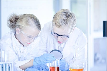 simsearch:6113-07589192,k - Children playing scientists in lab Stock Photo - Premium Royalty-Free, Code: 649-09004137