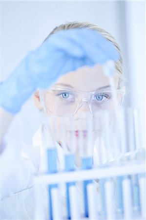 simsearch:6113-07589192,k - Girl playing scientist in lab Stock Photo - Premium Royalty-Free, Code: 649-09004138