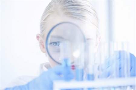 simsearch:6113-07589192,k - Girl playing scientist in lab Stock Photo - Premium Royalty-Free, Code: 649-09004139