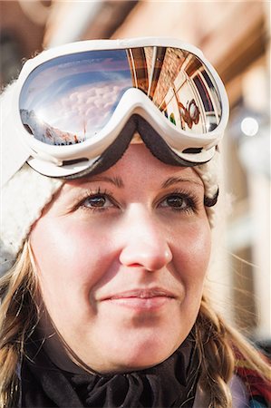 simsearch:649-06532763,k - Close up portrait of young female skier, Warth, Vorarlberg, Austria Photographie de stock - Premium Libres de Droits, Code: 649-09004543