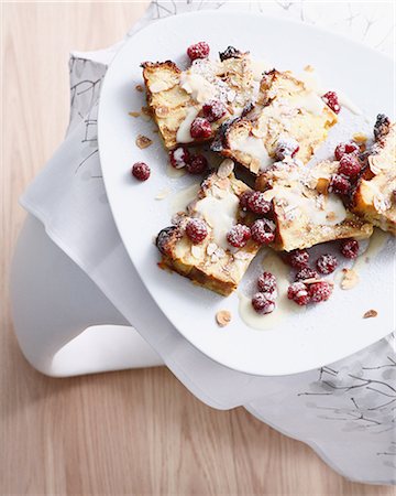 Almond croissant with raspberries and white chocolate sauce Stock Photo - Premium Royalty-Free, Code: 649-09004582