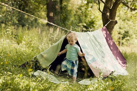 simsearch:614-07031875,k - Boy in homemade tent in garden Foto de stock - Sin royalties Premium, Código: 649-09002489