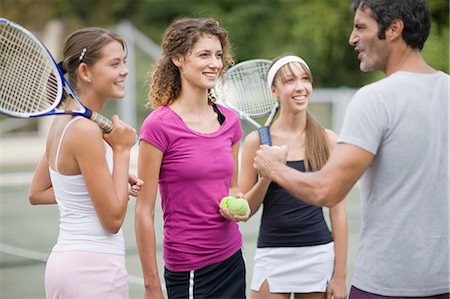 Tennis coach talking to students Foto de stock - Sin royalties Premium, Código: 649-09002604