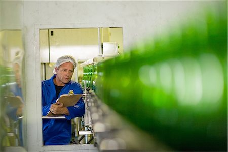 simsearch:649-07238739,k - Worker examining bottles in factory Stock Photo - Premium Royalty-Free, Code: 649-09002641