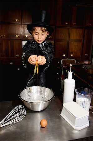 Boy magician cooking in kitchen Foto de stock - Sin royalties Premium, Código: 649-09002692