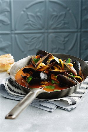 simsearch:649-06352937,k - Pot of mussels in tomato sauce Stock Photo - Premium Royalty-Free, Code: 649-09003123