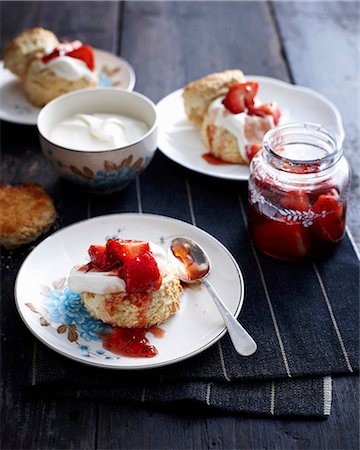 simsearch:614-06116210,k - Plate of strawberry shortcake with cream Foto de stock - Sin royalties Premium, Código: 649-09003158