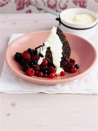 simsearch:614-06116210,k - Chocolate cake with berries and cream Foto de stock - Sin royalties Premium, Código: 649-09003364