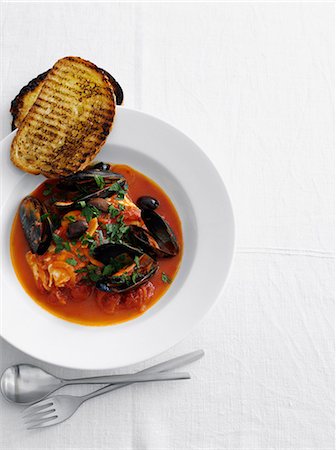 simsearch:649-06352937,k - Bowl of mussels in soup with bread Stock Photo - Premium Royalty-Free, Code: 649-09003370